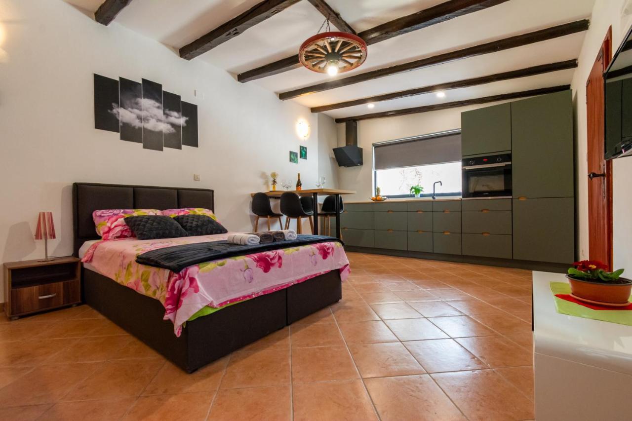 House 1119 Villa Muntic Bagian luar foto