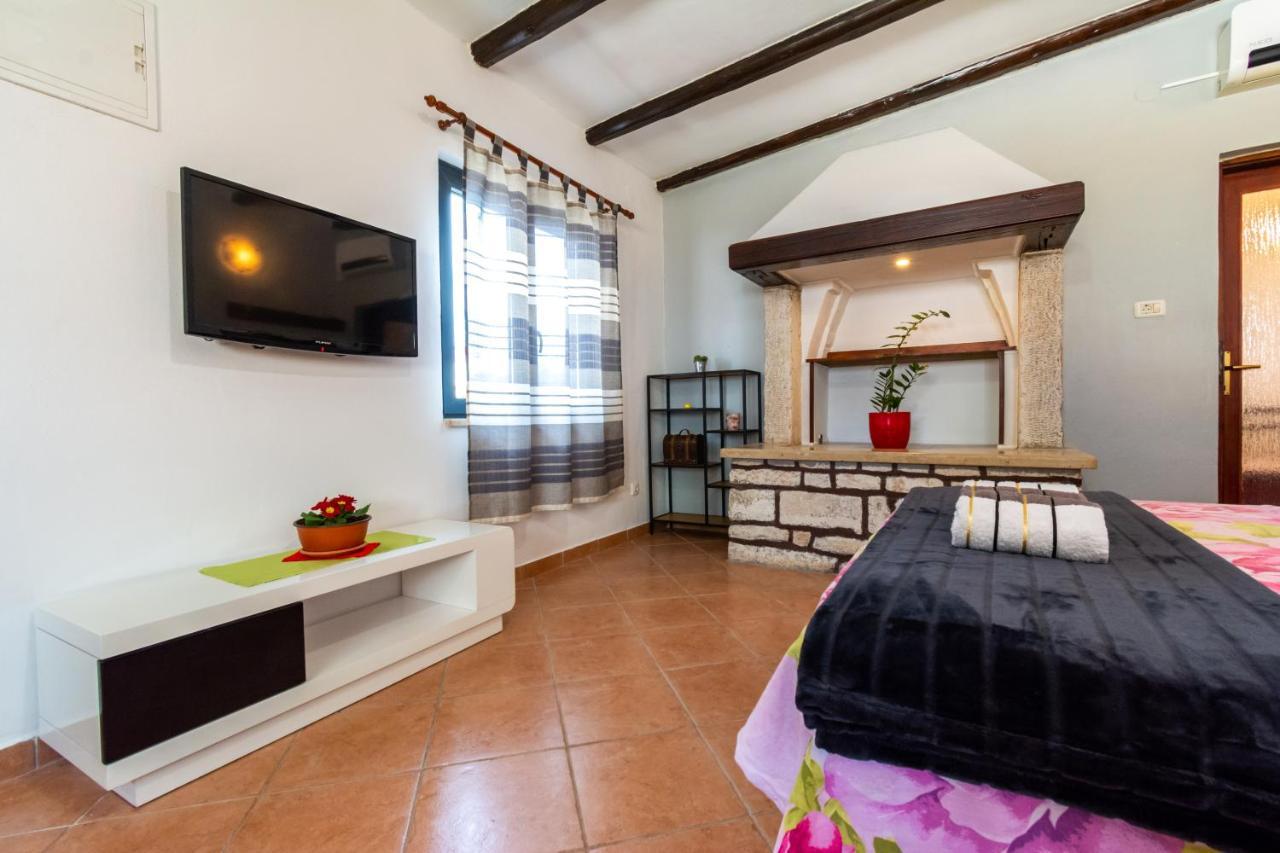 House 1119 Villa Muntic Bagian luar foto